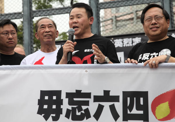 2009年5月31日，熊焱（右二）参加香港纪念六四20周年活动。