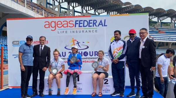 国际超级马拉松运动协会（IAU）24小时亚洲暨大洋洲锦标赛3日在印度南部大城班加罗尔闭幕，台湾队选手林冠汝（左4）拿下台湾队史上首面女子组个人金牌