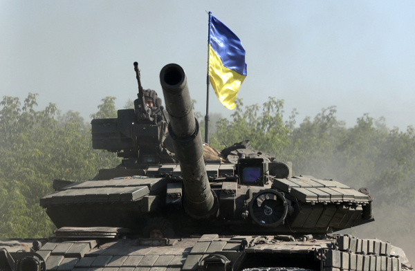 图为2022 年 6 月 21，乌克兰军队的坦克在乌克兰东部地区顿巴斯（Donbas）的一条道路上行进。乌克兰的武器和准备都不足以抵挡俄罗斯军队的炮火，俄罗斯在7月初宣布完全占领顿巴斯的卢甘斯克（Luhansk）省。（图片来源：ANATOLII STEPANOV/AFP via Getty Images）