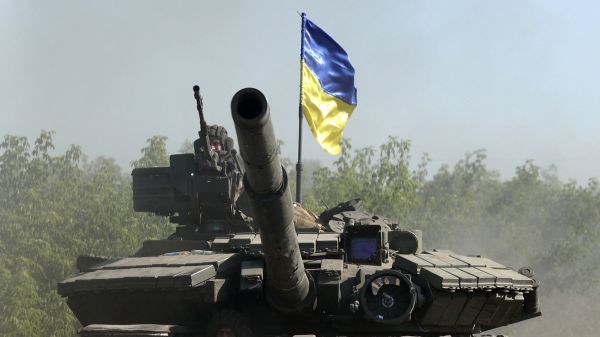 6月21日，乌克兰军队的坦克在乌克兰东部地区顿巴斯（Donbas）的一条道路上行进。