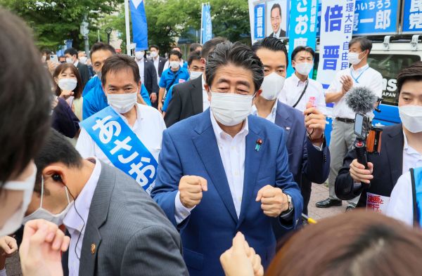 7月6日，日本前首相安倍晋三（中）在东京郊区横滨助选。