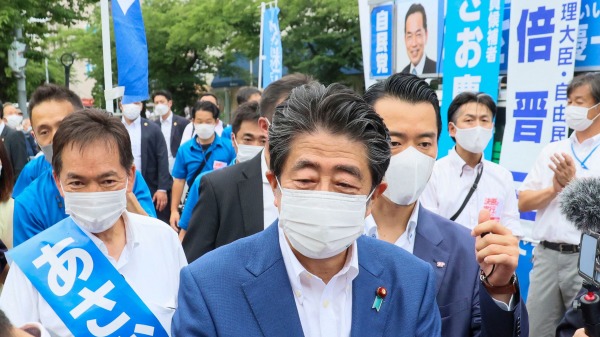 7月6日，日本前首相安倍晋三（中）在东京郊区助选。