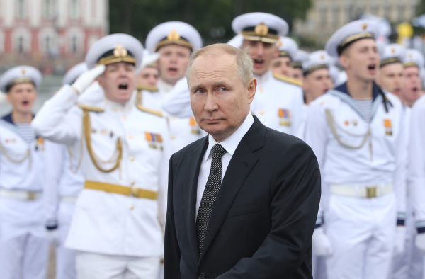 2022年7月31日，俄罗斯总统普京在圣彼得堡举行的俄罗斯海军日庆祝活动上。（图片来源：Contributor/Getty Images）