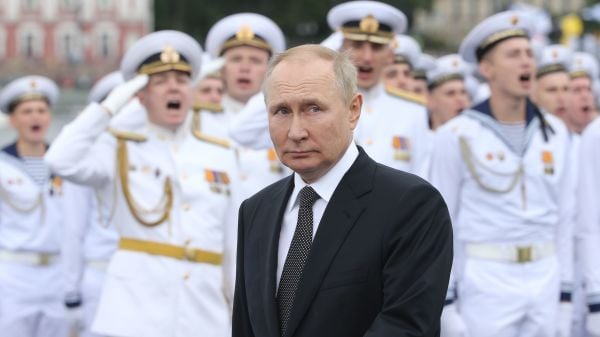 俄罗斯总统普京（Putin）在圣彼得堡举行的俄罗斯海军日庆祝活动上露面。