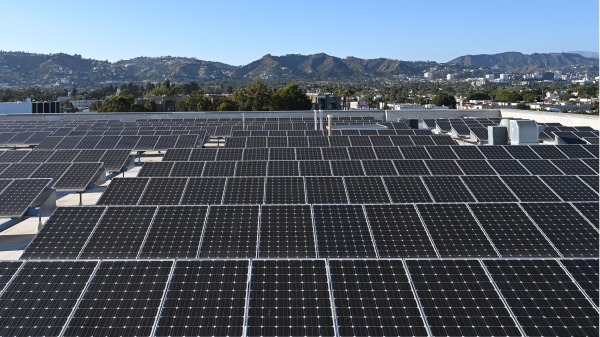 2022年6月，美国加州的房顶太阳能电池板 （DANIEL SLIM/AFP via Getty Images)
