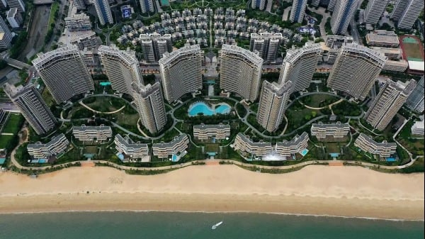 图为广东惠州十里银滩海岸密密麻麻的海景房项目