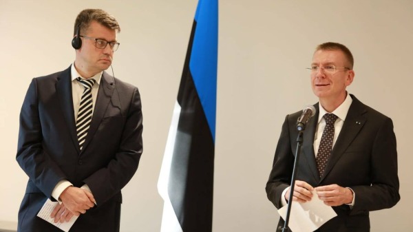 圖左是愛沙尼亞外交部長、右為拉脫維亞外交部長