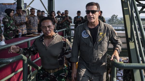 美國印太司令部司令約翰·阿奎利諾上將（Admiral John Aquilino，右）與印度尼西亞武裝部隊總司令安迪卡·佩爾卡薩 （Andika Perkasa，左）走在一起。