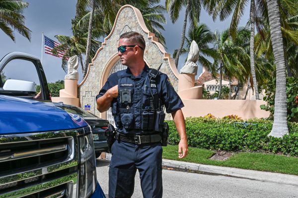 图为2022 年 8 月 9 日，地方执法人员出现在佛罗里达州棕榈滩的海湖庄园（Mar-A-Lago）大门外执勤，这里是前总统川普的私人住所，一天前遭到美国联邦调查局（FBI）的突击搜查，川普谴责这是政治迫害。（图片来源：GIORGIO VIERA/AFP via Getty Images）