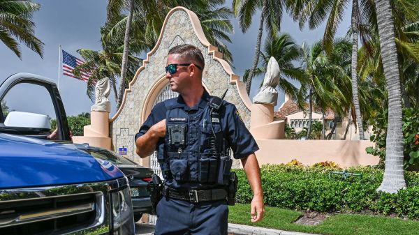 地方執法人員出現在佛羅里達州棕櫚灘的海湖莊園大門外執勤，這裡是前美國總統唐納德．川普（特朗普）（Donald Trump）的私人住所，8月8日遭到FBI的突襲搜查，川普譴責這是政治迫害。