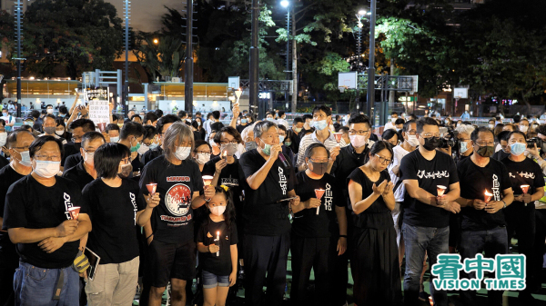 2020年6月4日，雖然警方拒絕支聯會舉行六四晚會，仍有民主派人士及大批市民身穿黑衫自發到維園悼念六四。（攝影：龐大衛/看中國）