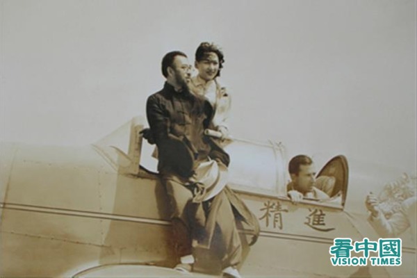 張善子先生站在《美國志願援華航空隊》（AVG） （《飛虎隊》前身）的戰機機翼上 （其身後是僑社華裔譯員），1940 年美國某地。