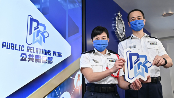 香港警察公共关系科升格为公共关系部。15日该部门负责人助理处长陈东（右）和属下总警司曾淑贤（左）会见传媒。（图片来源：香港警务处）