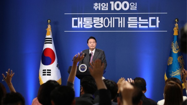 8月17日，韩国总统尹锡悦在首尔龙山总统府举行就职百日新闻记者会上.
