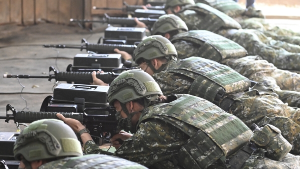 2022年3月12日，台灣預備役軍人在桃園軍事基地參加軍事訓練。