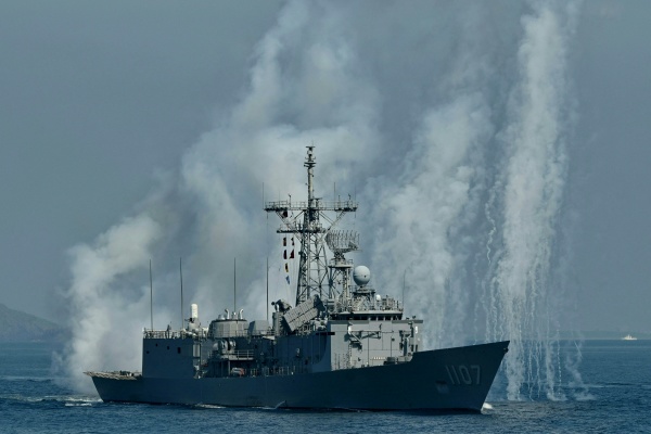 2022年7月26日，台湾汉光演习中一艘护卫舰在在宜兰县苏澳军港附近海域发射箔条干扰弹。