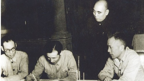 中共特工阎又文（左2）潜伏在傅作义身旁，甚至《绥远和平协议》上，代表国民党部队签字。