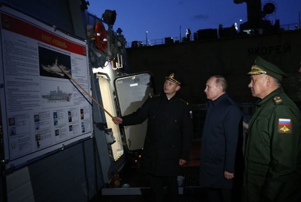 圖為2019 年 10 月 31 日，俄羅斯總統普京（中）和國防部長謝爾蓋·紹伊古（Sergei Shoigu，右）訪問俄羅斯靠近波羅的海的飛地加里寧格勒（Kaliningrad）並考察那裡的俄羅斯海軍艦隊。（圖片來源：Mikhail Svetlov/Getty Images）