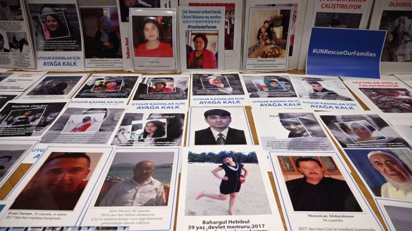 2022年5月10日，伊斯坦布尔，新闻发布会上展示在中国失踪的维吾尔亲人照片
