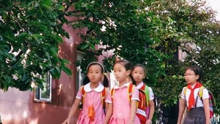 朝鮮解封之後，國小學童開學上課不用戴口罩