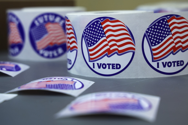圖為美國2022中期選舉週期初選階段在某個投票站使用的“我投票了” （I Voted）的貼紙。（圖片來源：Alex Wong/Getty Images）