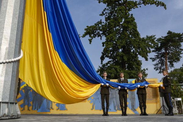 圖為2022 年 8 月 23 日，在烏克蘭遠離戰爭前線的西部城市利沃夫（Lviv），烏克蘭軍隊的儀仗隊成員在舉行烏克蘭國旗升旗儀式。8月24日是烏克蘭脫離前蘇聯統治31週年獨立日，也是俄羅斯入侵烏克蘭戰爭滿6個月的日子。（圖片來源：Jeff J Mitchell/Getty Images）