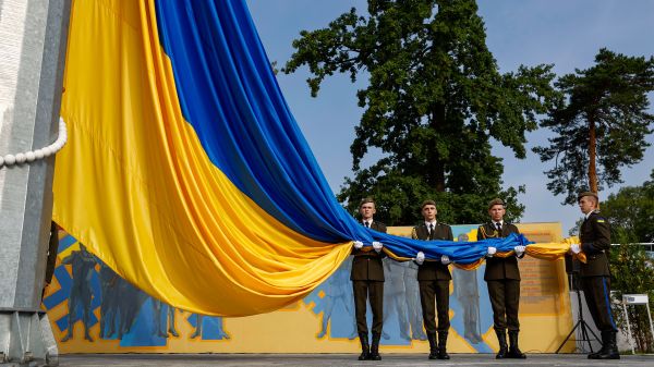  8 月 23 日，在乌克兰远离战争前线的西部城市利沃夫（Lviv），乌克兰军队的仪仗队成员在举行乌克兰国旗升旗仪式。