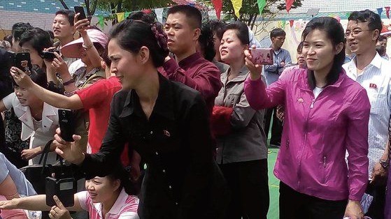 朝鮮某間小學運動會，家長們拿起智慧型手機拍攝