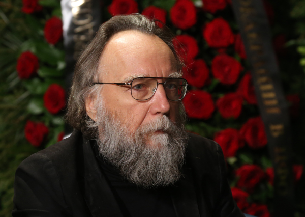 2022年8月23日，在俄罗斯莫斯科，俄罗斯政治哲学家亚历山大·杜金 (Alexander Dugin) 在女儿达丽亚·杜金娜 (Daria Dugina) 的追悼会上。