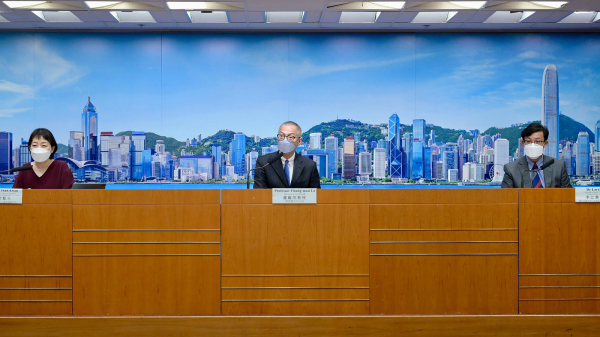 今年2月，卢宠茂（中）曾表示，与病毒共存只会“共赴黄泉”，强调大陆的“动态清零”才是香港目标。（图片来源：香港政府新闻处）