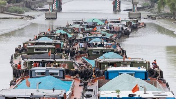 黃浦江水位降至20年來最低 上海百艘運砂船擱淺