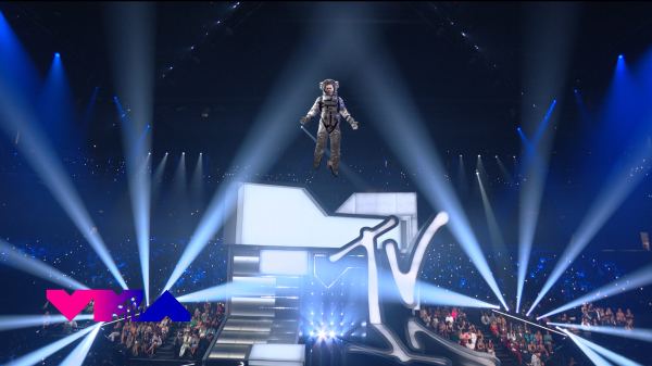 好莱坞影星强尼戴普在MTV音乐录影带大奖颁奖典礼中，以漂浮在观众头上的太空人造形亮相。