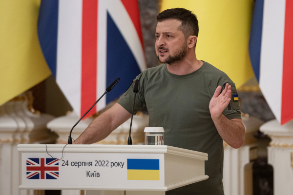图为2022 年 8 月 24 日，乌克兰总统泽连斯基（Volodymyr Zelensky）和英国首相鲍里斯・约翰逊（Boris Johnson，未在图中）在乌克兰首都基辅举行联合新闻发布会。8月24日是俄罗斯入侵乌克兰战争满6个月的日子，也是乌克兰独立日，今年是乌克兰脱离前苏联统治获得独立31周年。即将在9月卸任的英国首相约翰逊在这个日子访问了基辅。（图片来源：Alexey Furman/Getty Images）