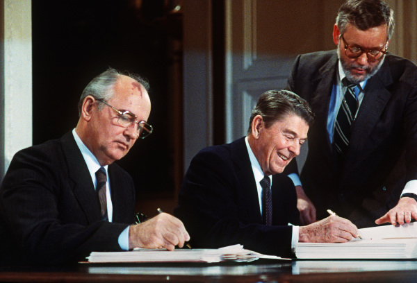 1987年12月8日，美國總統羅納德·里根與蘇聯領導人米哈伊爾·戈爾巴喬夫（左）在華盛頓峰會上簽署了一項削減美國和蘇聯中程和短程核武器條約。