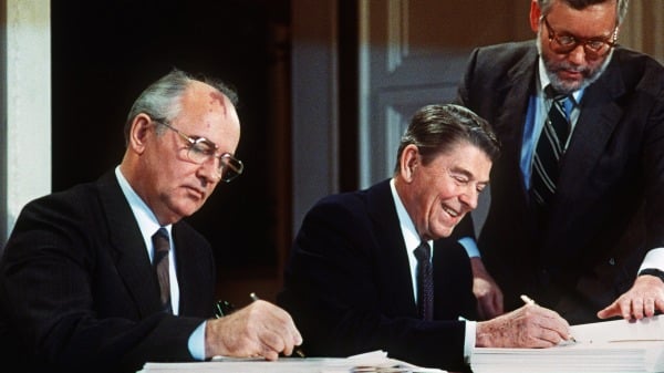 1987年12月8日，美國總統里根與蘇聯領導人戈爾巴喬夫在華盛頓峰會上簽署了一項削減美國和蘇聯中程和短程核武器的條約。