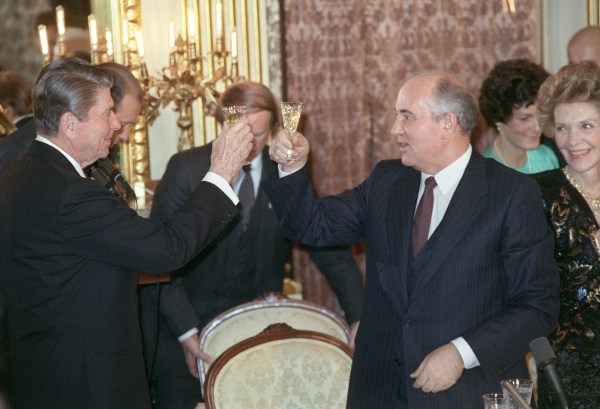 圖為1987 年 12 月 9 日，時任蘇聯領導人戈爾巴喬夫在美國華盛頓DC的蘇聯大使館舉辦晚宴，戈爾巴喬夫（右）和美國總統羅納德·裡根（左）互相敬酒並微笑，戈爾巴喬夫身後是裡根的妻子南希·裡根在微笑著看著他們。一天前，這兩位領導人在華盛頓峰會上簽署了一項消除美國和蘇聯中程和短程核武器的條約。（圖片來源：JEROME DELAY/AFP via Getty Images）