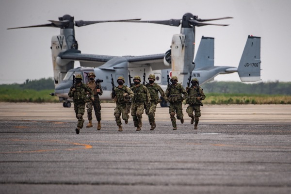 圖為2022年6月16日，日本陸上自衛隊成員在千葉縣營地參加軍事演習。（圖片來源：PHILIP FONG/AFP via Getty Images）