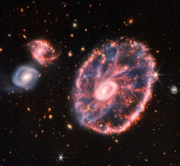 韦伯望远镜捕捉到“车轮星系”奇观