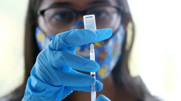 2022年8月3日，美国加州药剂师Uchita Parikh在洛杉矶西好莱坞图书馆开设的疫苗接种诊所准备了一剂Jynneos猴痘疫苗。加州州长加文・纽瑟姆于 8 月 1 日宣布进入猴痘紧急状态。（Mario Tama/Getty Images)