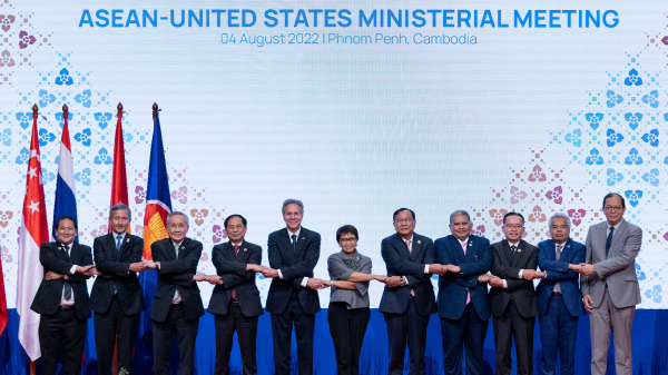 在柬埔寨金邊舉行的第55屆東盟-美國部長級會議期間，美國國務卿布林肯（Blinken，左5）以「東盟方式」的握手與東盟其他外交部長合影