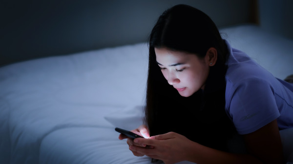 長期睡前關燈玩手機將造成可怕的後果。