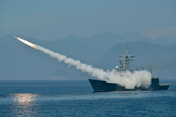 圖為2022年7月26日，台灣海軍在一年一度的漢光軍事演習期間，從一艘護衛艦上發射了一枚美國製造的標準導彈。（圖片來源：SAM YEH/AFP via Getty Images）