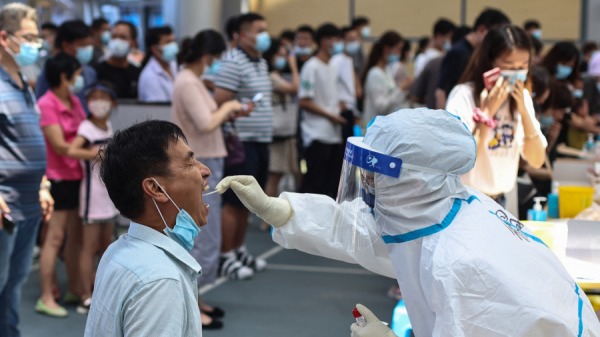 南京市民接受 Covid-19 冠状病毒核酸检测