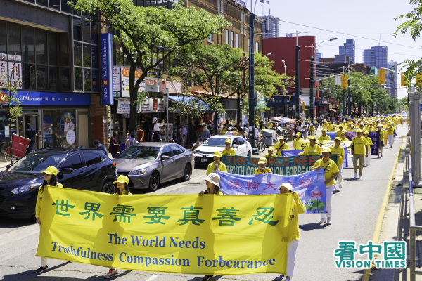 8月6日，多倫多部分法輪功學員舉辦慶祝及聲援4億中國民眾退出中共遊行活動
