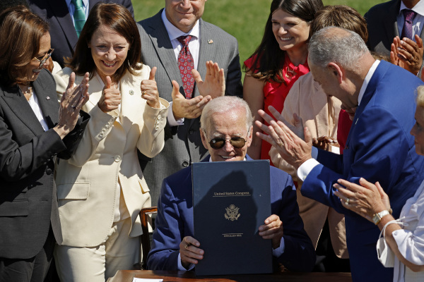 2022年8月9日，在白宫南草坪举行的仪式上，美国总统拜登签署了2022年《芯片和科学法案》。（图片来源：Chip SomodevillaGetty Images）