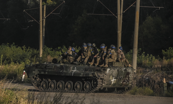 2022年9月9日，在俄罗斯入侵乌克兰期间，乌克兰军队的战士坐在哈尔科夫的一辆武装车辆的顶部。