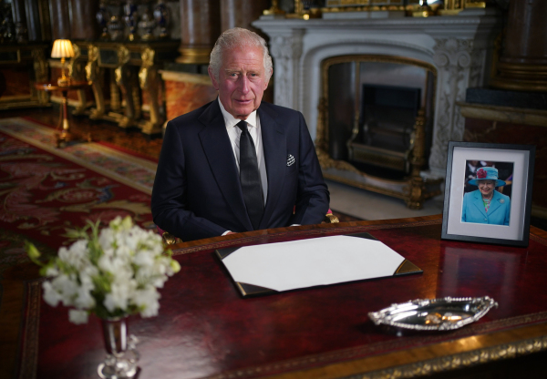 英国女王伊丽莎白二世（Queen Elizabeth II）在2022年9月8日逝世后，她的长子、多年的王储查尔斯王子继位成为国王查理三世（King Charles III）。查理三世国王在9月9日作为英国君主从伦敦白金汉宫第一次向全国和英联邦国家发表讲话。（图片来源：Yui Mok - WPA Pool/Getty Images）