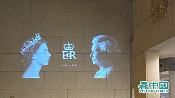 英国驻港总领事馆内设吊唁册，墙上有英女王的头像投影。（图片来源：读者提供）