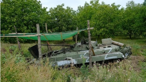 烏克蘭軍隊展開閃電戰大反攻，圖為被落跑俄軍棄置於陣地的裝甲車