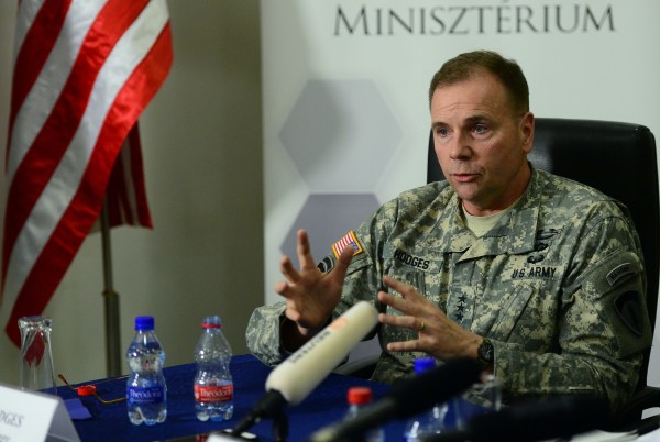 图为2015 年 2 月 26 日，时任美国陆军欧洲（USAREUR）司令的本・霍奇斯（Ben Hodges）将军出席在匈牙利帕帕（Papa）军事空军基地总部举行的新闻发布会。（图片来源：ATTILA KISBENEDEK/AFP via Getty Images）